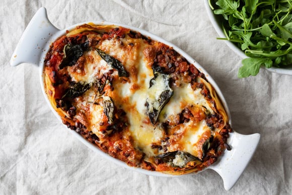 "Voici des lasagnes sans viande mais tout aussi bonnes" : Cyril Lignac partage sa recette végétarienne absolument irrésistible !