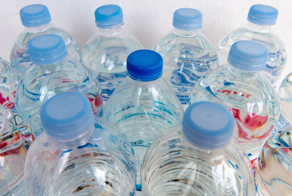 Voici pourquoi vos bouteilles en plastique risquent de vous coûter plus cher dès 2025