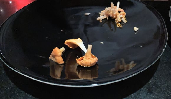 Girolles préparées : pieds pelés et extrémités terreuses retirées 