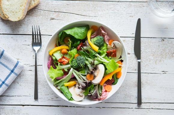 Vous mangez vos champignons crus en salade ? Voici pourquoi il vaut mieux éviter selon ses experts