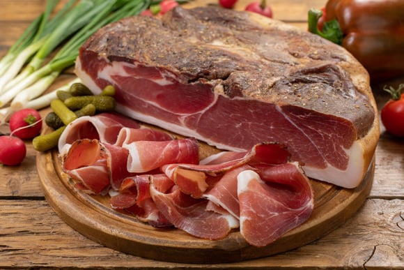 Jambon sec vs jambon cru : quelles différences ? 