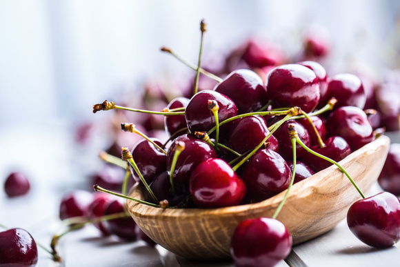 Saviez-vous que vous pouviez dénoyauter facilement les cerises avec ces deux objets que vous avez forcément chez vous ?