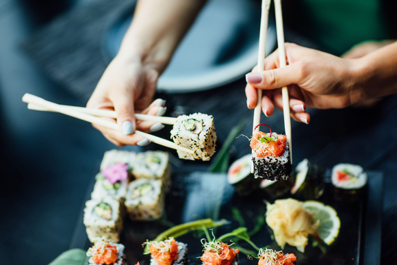 Manger des sushis avec des baguettes : L'erreur que l'on commet tous !