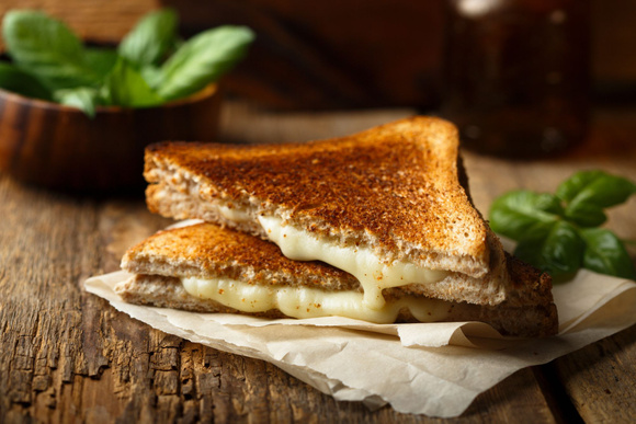 "Une création de dingue et tellement gourmande" : le chef Simone Zanoni dévoile sa recette de sandwich façon cacio e pepe !