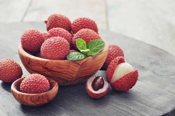 On a enfin trouvé la meilleure façon d’ouvrir les litchis sans s’en mettre partout