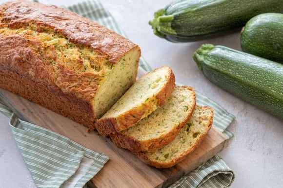 Apéro de dernière minute ? Ce cake express aux courgettes se prépare en 5 minutes chrono (et il est incroyablement moelleux)
