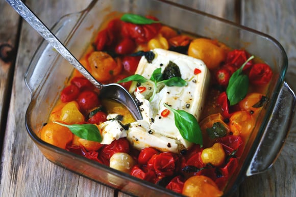 Connaissez-vous la Feta Psiti, cette délicieuse feta rôtie au four avec ses légumes confits ?