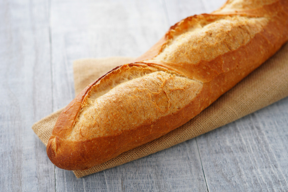 Votre baguette de pain est rassise ? Voici la méthode facile pour la rendre à nouveau consommable !