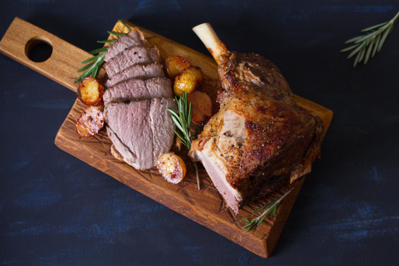 Pâques : ce boucher Meilleur Ouvrier de France nous partage son astuce pour réussir le gigot de 7h !