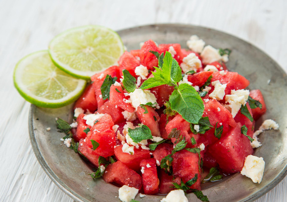 Mieux qu'une salade de tomates : découvrez le secret de la salade de pastèque à la feta, l'entrée la plus désaltérante de l'été