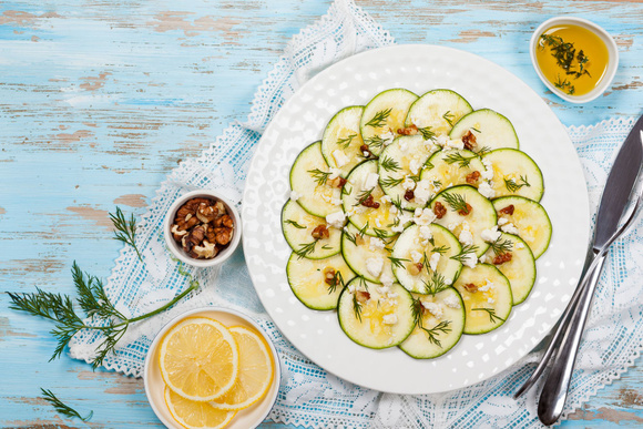 3 salades très fraîches avec de la courgette crue