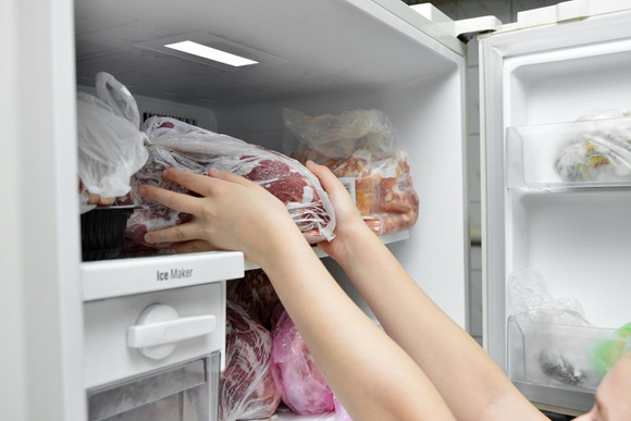Viande et poisson : jusqu'à combien de temps peut-on les garder au congélateur ?