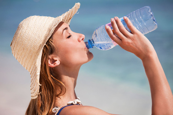 Canicule : Pourquoi boire de l'eau froide est une grosse erreur ?