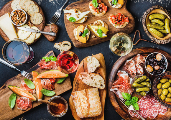 Les Français n'aiment plus les entrées (et préfèrent l'apéro)