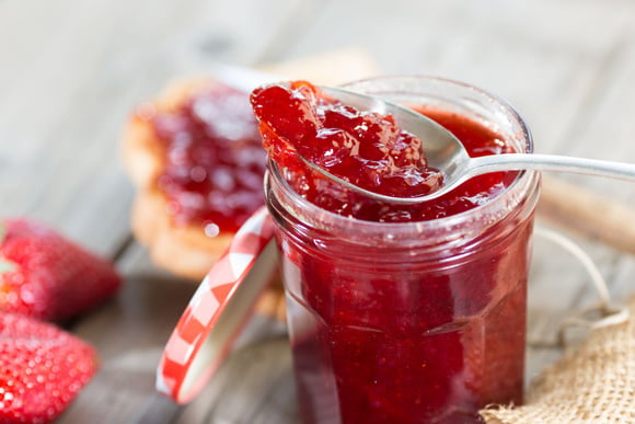 Confitures de fraises et confitures de framboises : François-Régis Gaudry et ses équipes désignent les meilleures références à acheter !