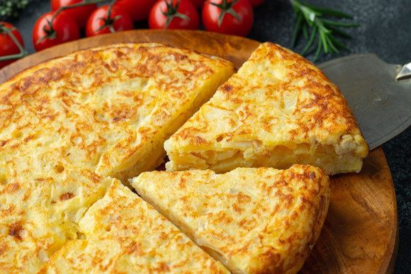 “On va voir comment faire la vraie tortilla, la version des anciens” : voici le secret de grand-mère pour réussir cette recette espagnole irrésistible !
