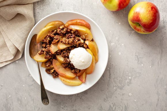 Un crumble aux pommes sans cuisson au four : c'est possible, et c'est incroyablement croustillant avec cette astuce !