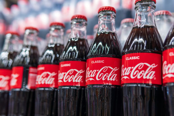 Vous ne verrez plus le Coca pareil après avoir vu l’astuce de Juan Arbelaez pour sa poêle brûlée