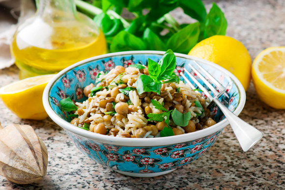 Salade de riz aux lentilles. Adobestock