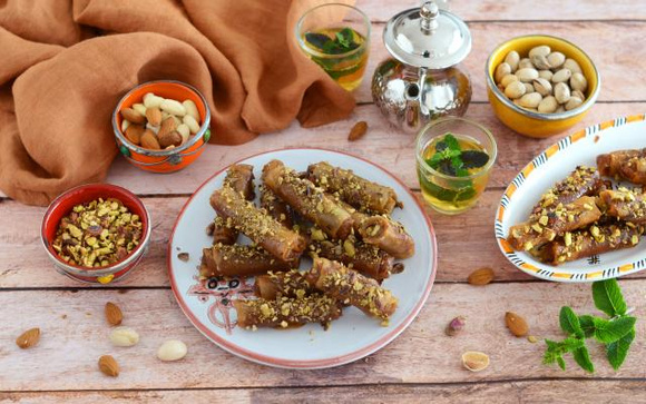 Une pâte croustillante, une farce fondante : voici la recette des vrais cigares aux amandes et pistaches vont vous faire fondre