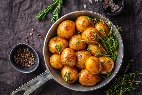 Que risque-t-on si l’on mange la peau des pommes de terre ?