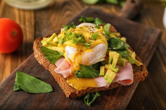 C’est l’heure du brunch avec cette recette de tartine gourmande à l’avocat, jambon et œuf poché !