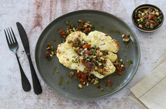 Chou-fleur rôti à la persillade d'olives et tomates séchées. Silvia Santucci