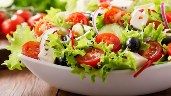Oubliez la salade de tomates : cette alternative fruitée ultra rafraîchissante est le dîner parfait pendant la canicule