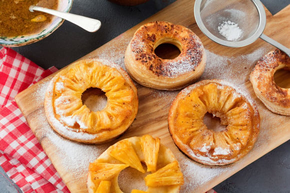 Beignets d'ananas. Adobestock