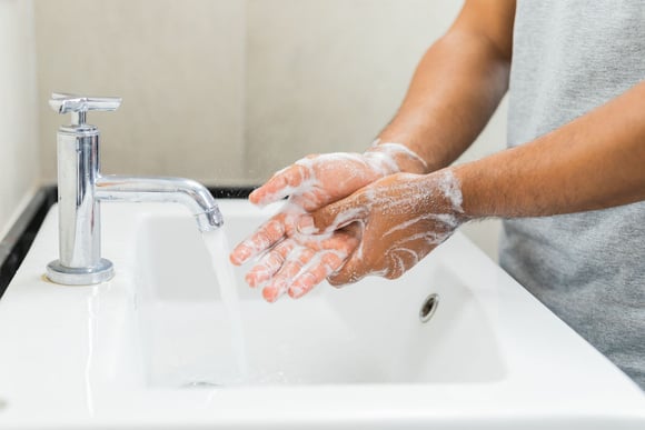 Il faut se laver les mains pendant 30 secondes avant toute préparation de repas. Adobestock