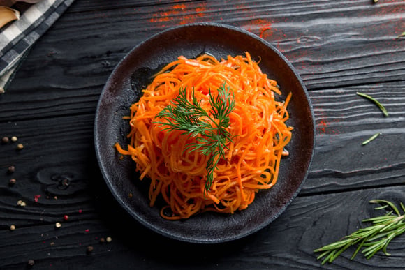 "Je vous le déconseille" : pourquoi les carottes râpées industrielles ne sont pas si bonnes pour la santé !