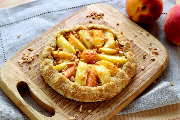 Simples à faire et délicieuses : voici notre meilleure recette pour faire des tartelettes rustiques aux pêches et aux amandes