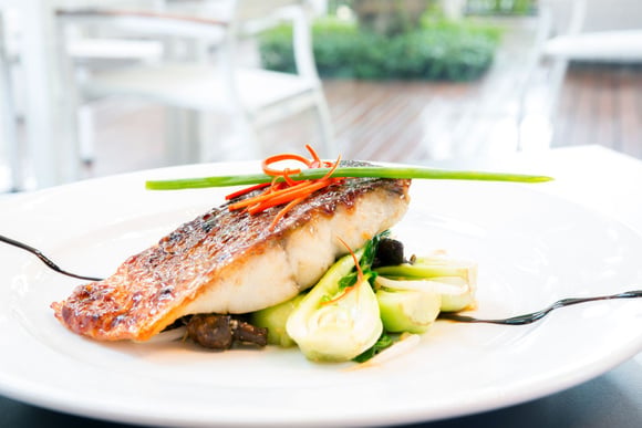 Comment griller le poisson pour qu'il n'attache pas et que sa peau soit croustillante ?
