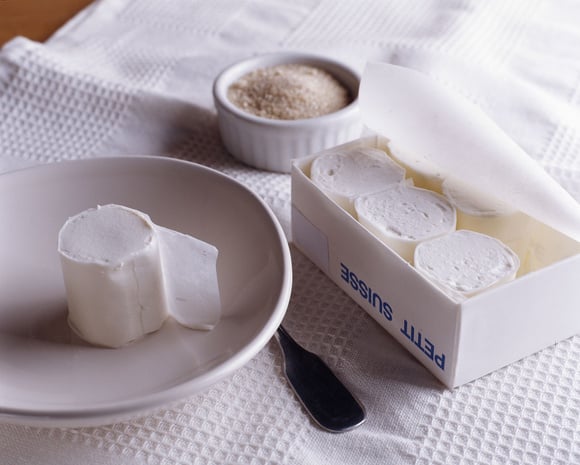 Petit suisse vs fromage frais : quelles différences et quel est le meilleur choix entre les deux
