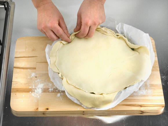 Faut-il laisser le papier cuisson des pâtes feuilletée ou brisée pour les tartes et les quiches ?