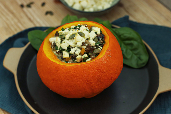 Potimarrons farcis aux champignons, épinards, feta et graines de courge. 