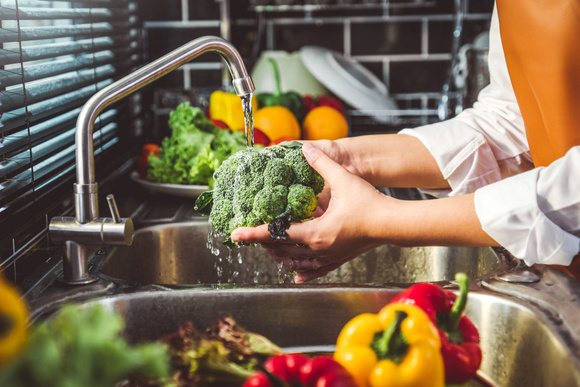 Vinaigre, bicarbonate, eau : quelle est vraiment la bonne méthode pour  laver ses légumes avant de les consommer ?
