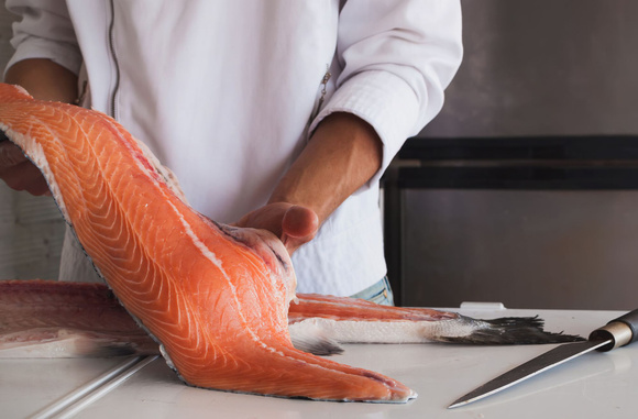 Quel saumon contient le plus de pesticides ? Adobestock
