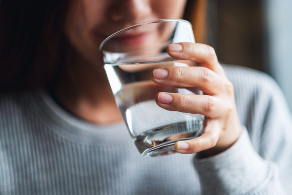 Quel type d’eau choisir pour améliorer sa digestion ? Une nutritionniste répond à la question
