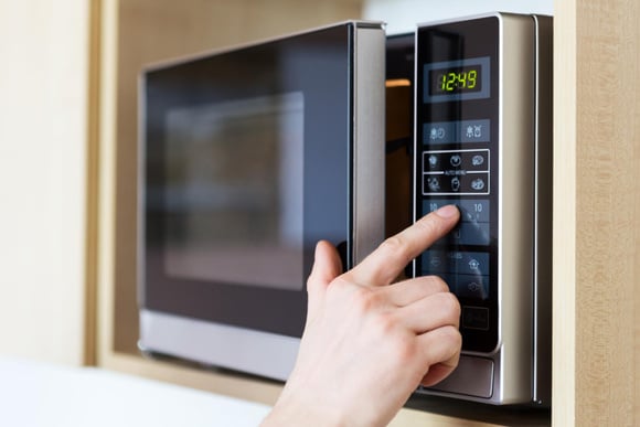 Micro-ondes : cette erreur que tout le monde fait en réchauffant son plat pourrait nuire à votre santé