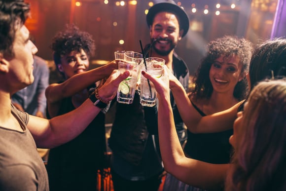 Boire un verre d’eau entre chaque verre d’alcool empêche-t-il (vraiment) la gueule de bois ?