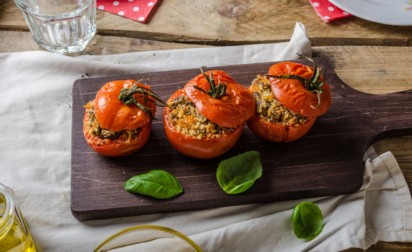 Tomates farcies au quinoa et aux herbes. Adobestock