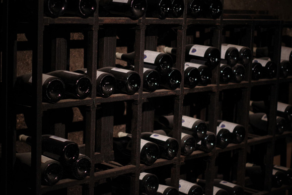 Presque personne ne le sait, mais c'est à cela que sert le « trou » au fond de la bouteille de vin (ce n'est pas pour verser plus facilement)