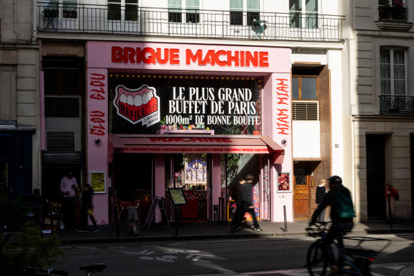 Un buffet XXL ambiance années 90 a ouvert à Paris : 1000 m² pour replonger en enfance