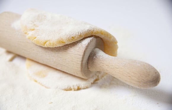 Express et sans beurre, découvrez comment faire une pâte à tarte avec une boîte en plastique !