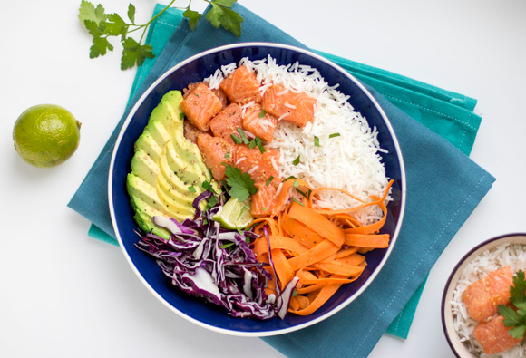 Poke bowl au saumon mariné et riz basmati.