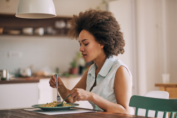 Découvrez la raison improbable pour laquelle on mange nos plats de plus en plus froids !