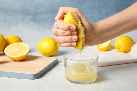 4 astuces super efficaces pour retirer le maximum de jus d’un citron