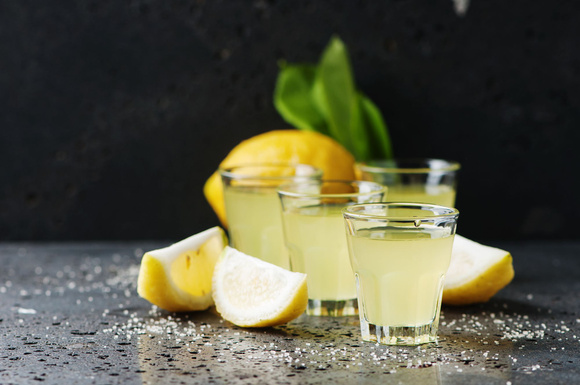 Ce chef révèle comment faire un limoncello maison facilement avec des citrons de saison