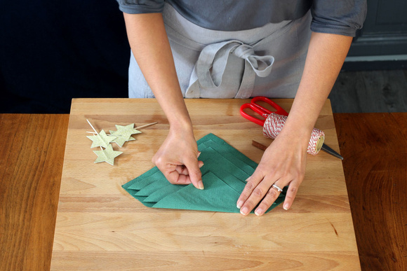Comment faire un pliage de serviettes en forme de sapin de Noël ?